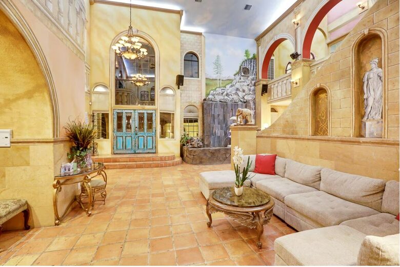 Spectacular 12-Bedroom Vegas Mansion - Las Vegas, Nevada