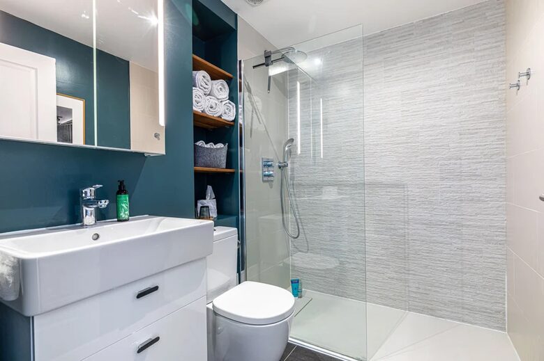 Spacious walk-in Grohe shower. Towel heater.