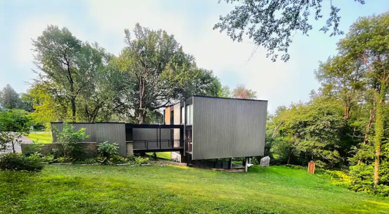 Mid-Modern-Century "Mr. (aka:Modern Renaissance)" in Iowa City - Iowa City, Iowa