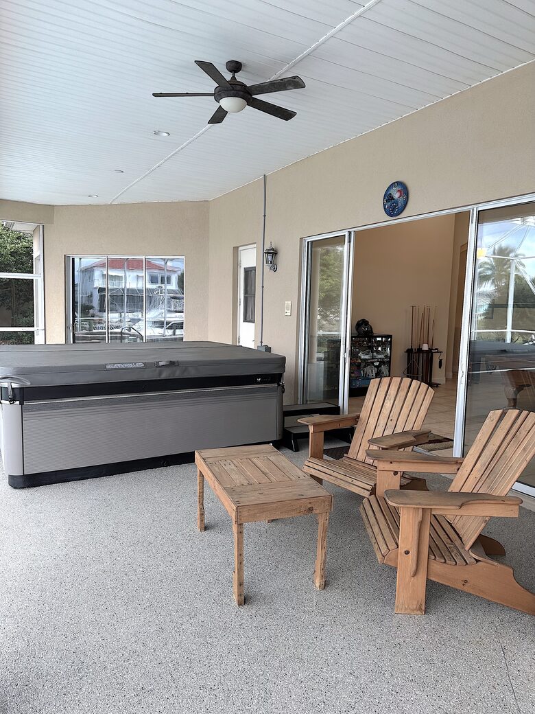 Lanai, screened-in back patio