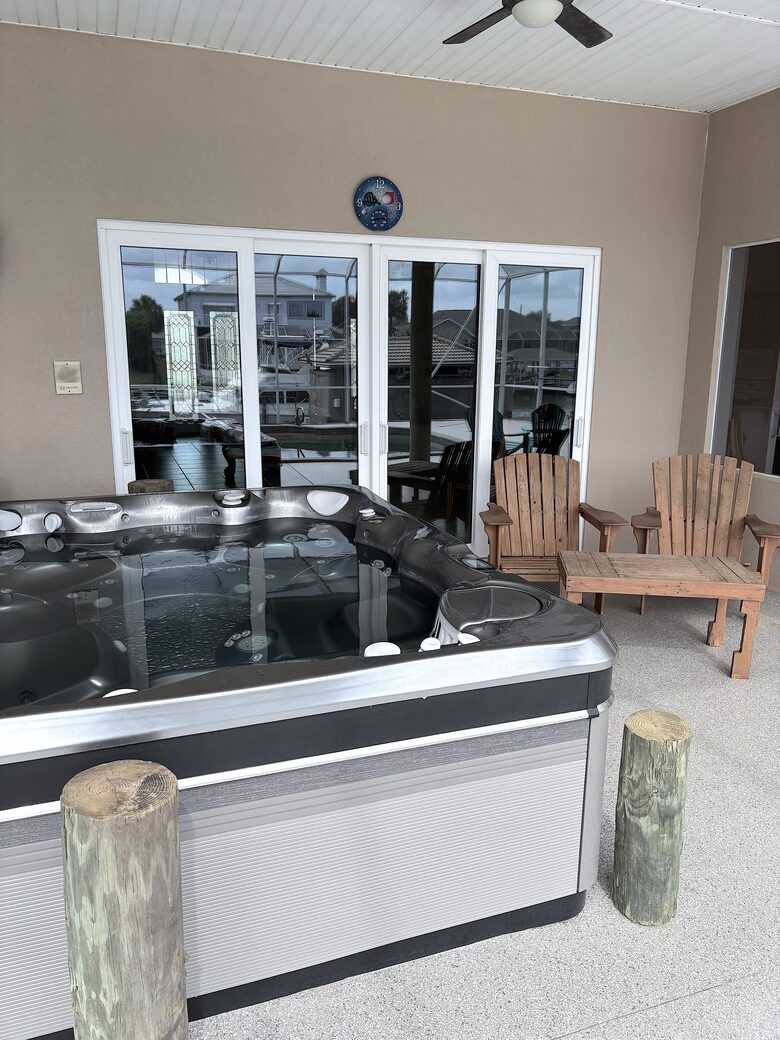 Hot tub, lounge area