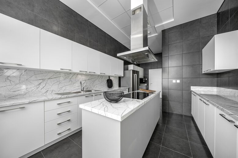 Dubai Marina Half-Floor Penthouse - Dubai, United Arab Emirates