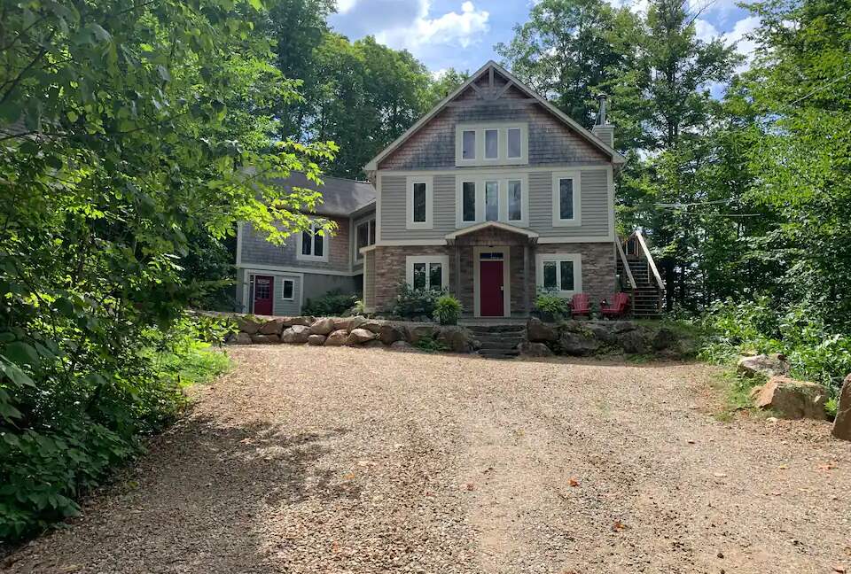 Modern Cottage in Pristine Mountain Setting - Lac-Sainte-Marie, Canada