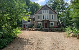Modern Cottage in Pristine Mountain Setting - Lac-Sainte-Marie, Canada