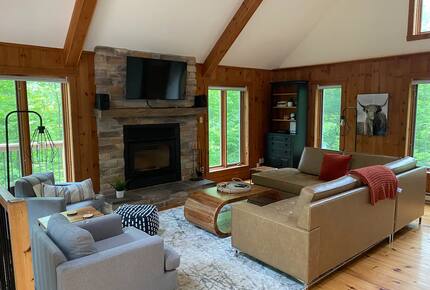 Modern Cottage in Pristine Mountain Setting - Lac-Sainte-Marie, Canada