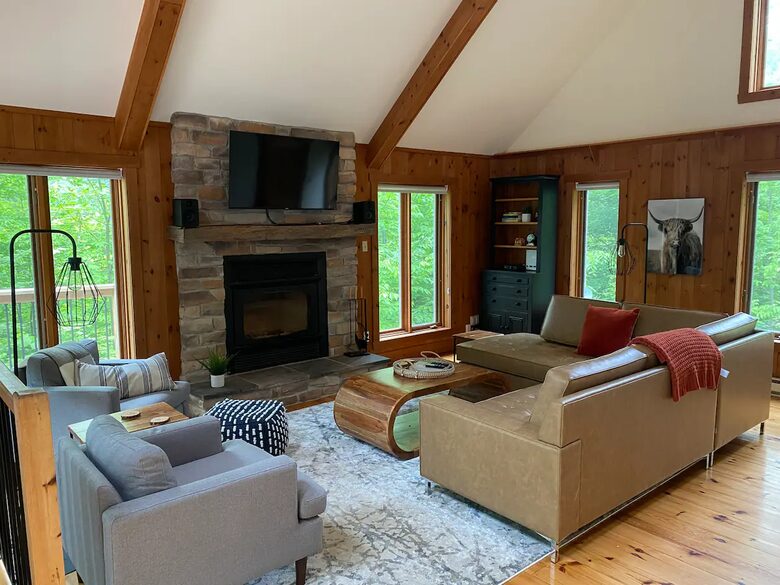 Modern Cottage in Pristine Mountain Setting - Lac-Sainte-Marie, Canada