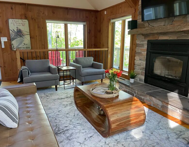 Modern Cottage in Pristine Mountain Setting - Lac-Sainte-Marie, Canada