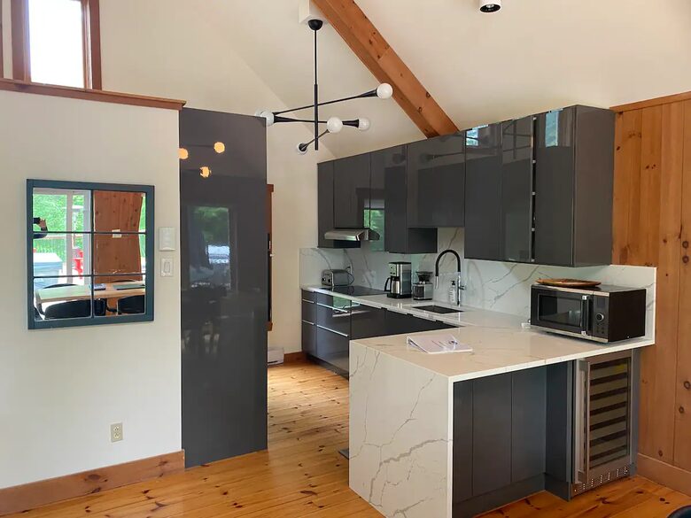 Modern Cottage in Pristine Mountain Setting - Lac-Sainte-Marie, Canada