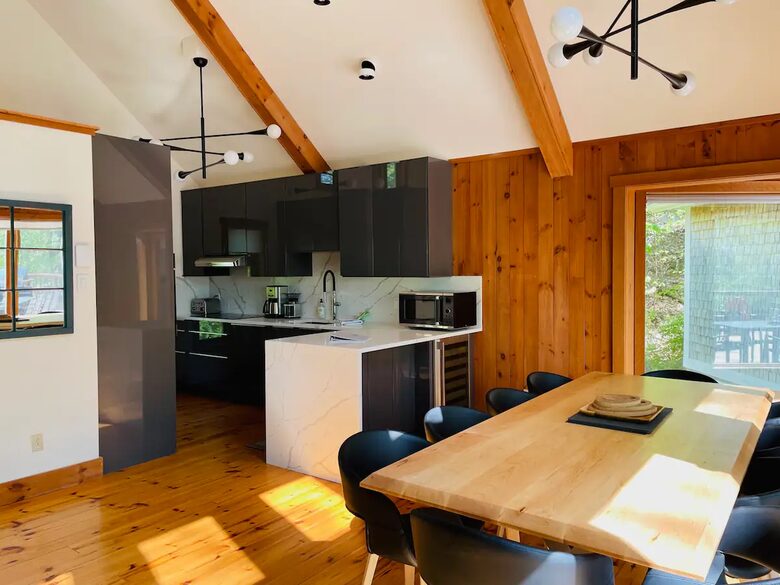 Modern Cottage in Pristine Mountain Setting - Lac-Sainte-Marie, Canada