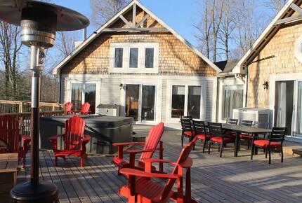 Modern Cottage in Pristine Mountain Setting - Lac-Sainte-Marie, Canada