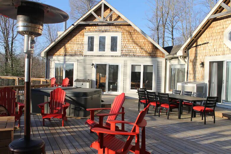 Modern Cottage in Pristine Mountain Setting - Lac-Sainte-Marie, Canada