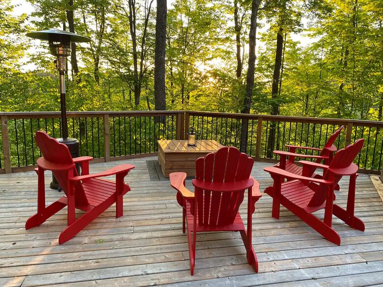 Modern Cottage in Pristine Mountain Setting - Lac-Sainte-Marie, Canada