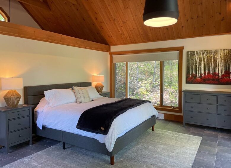 Modern Cottage in Pristine Mountain Setting - Lac-Sainte-Marie, Canada