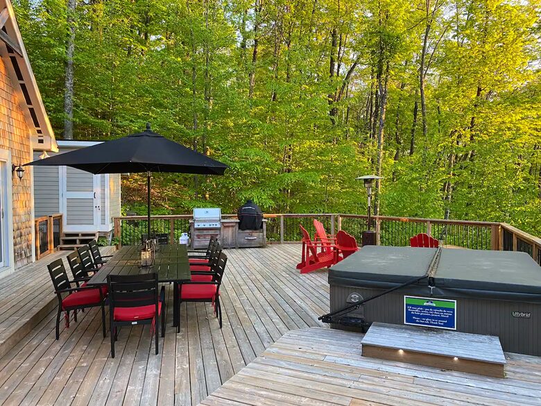Modern Cottage in Pristine Mountain Setting - Lac-Sainte-Marie, Canada