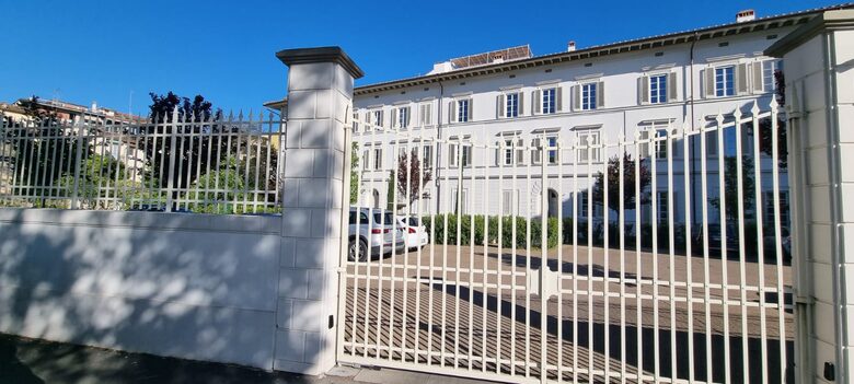 2 BD Apartment In Historical Palace - Florence, Italy