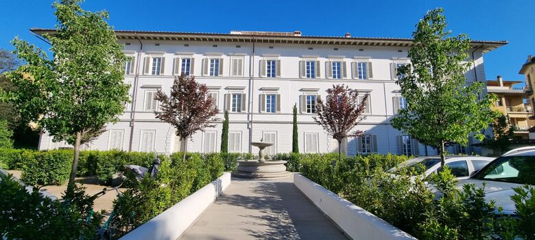 2 BD Apartment In Historical Palace - Florence, Italy