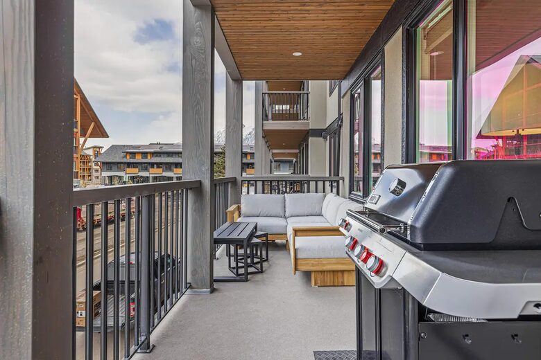 Modern Canmore Escape with Mountain Views - Canmore, Canada