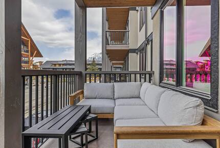 Modern Canmore Escape with Mountain Views - Canmore, Canada