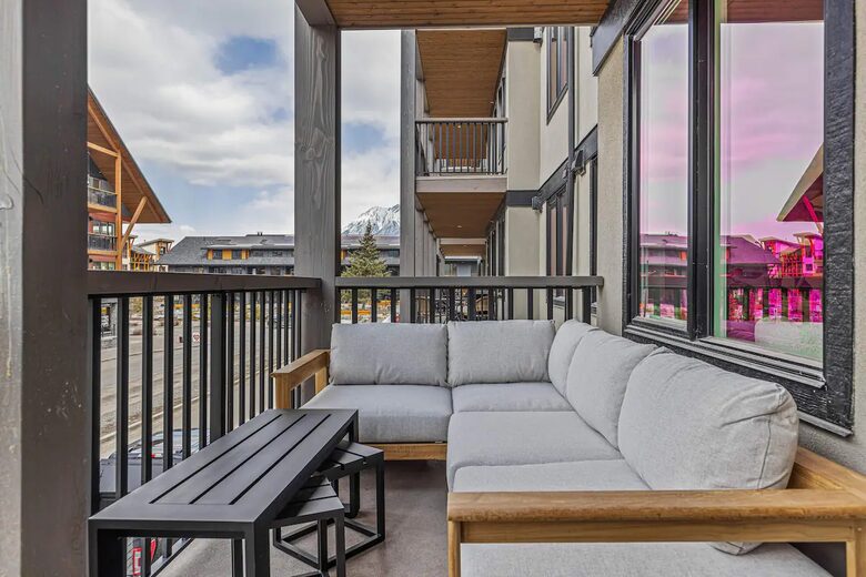Modern Canmore Escape with Mountain Views - Canmore, Canada