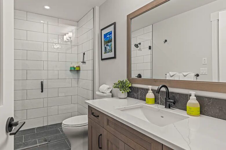 Modern Canmore Escape with Mountain Views - Canmore, Canada