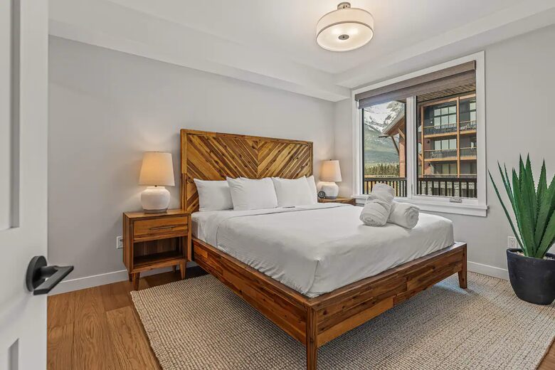 Modern Canmore Escape with Mountain Views - Canmore, Canada