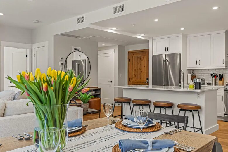 Modern Canmore Escape with Mountain Views - Canmore, Canada