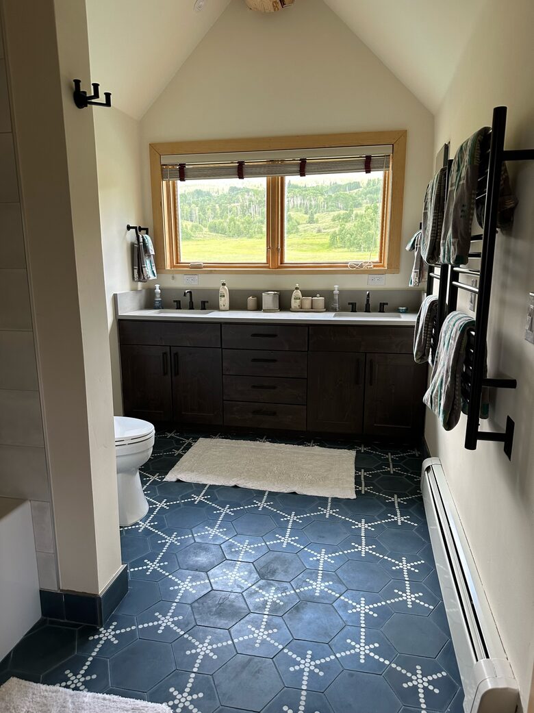 Upper level bath