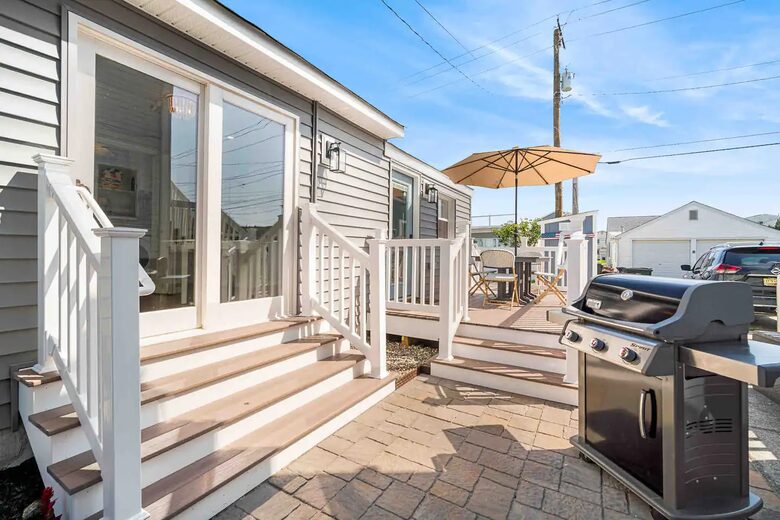 Beach Bungalow - 1.5 Blocks to the Beach! - Brigantine, New Jersey