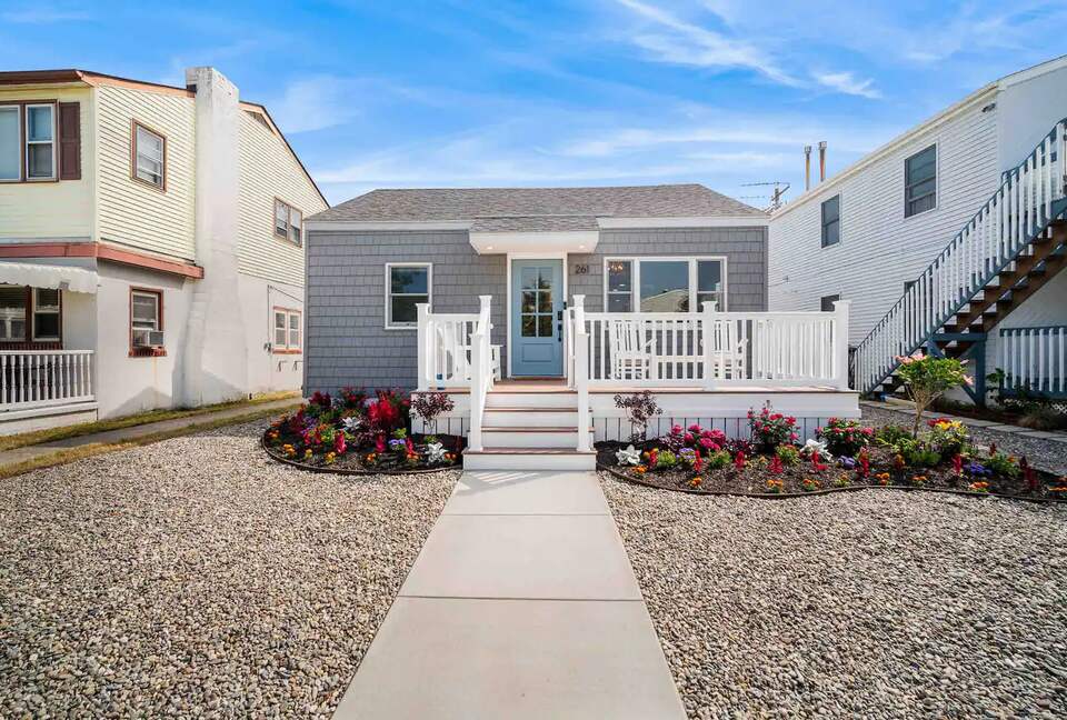 Beach Bungalow - 1.5 Blocks to the Beach! - Brigantine, New Jersey