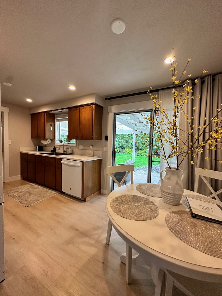 Charming Home Polk County - Dallas, Oregon