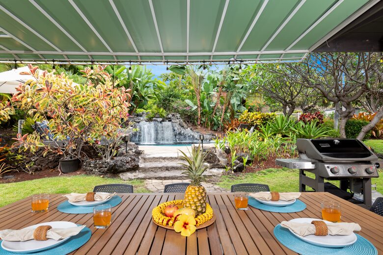 Spread out and dine in the huge covered Lanai