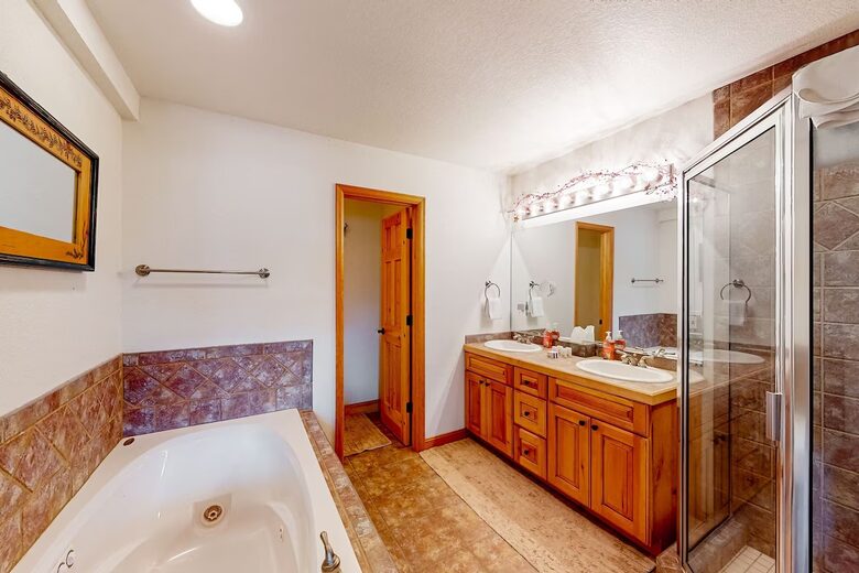 Comfortable master bath (main floor en suite)