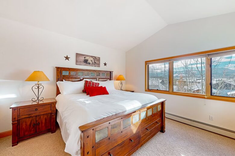 Gorgeous upstairs 2nd master - also en suite. Views to die