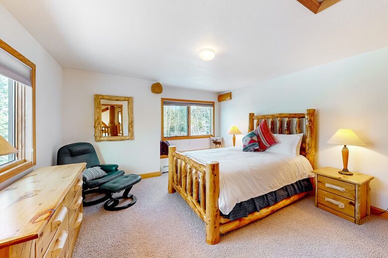 Queen size adorable bedroom upstairs (shared bath)