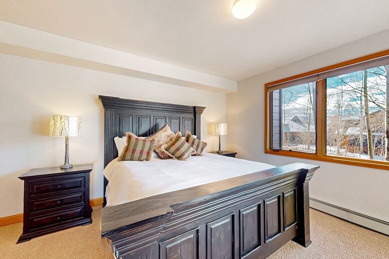 Basement master (King) en suite - walk out to hot tub