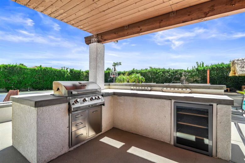 Entertainment Paradise with Putting Green & Tiki Bar - Palm Springs, California