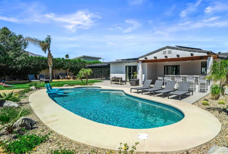 Entertainment Paradise with Putting Green & Tiki Bar - Palm Springs, California