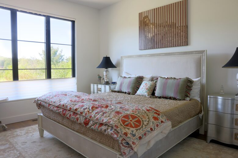 King on main level with ensuite bath
