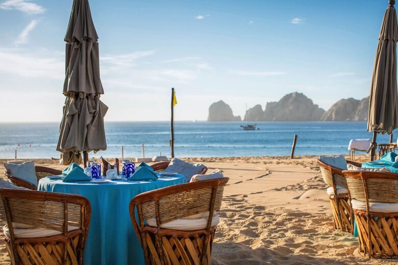 Lovely Cascadas Grill Restaurant with view of Cabo rocks