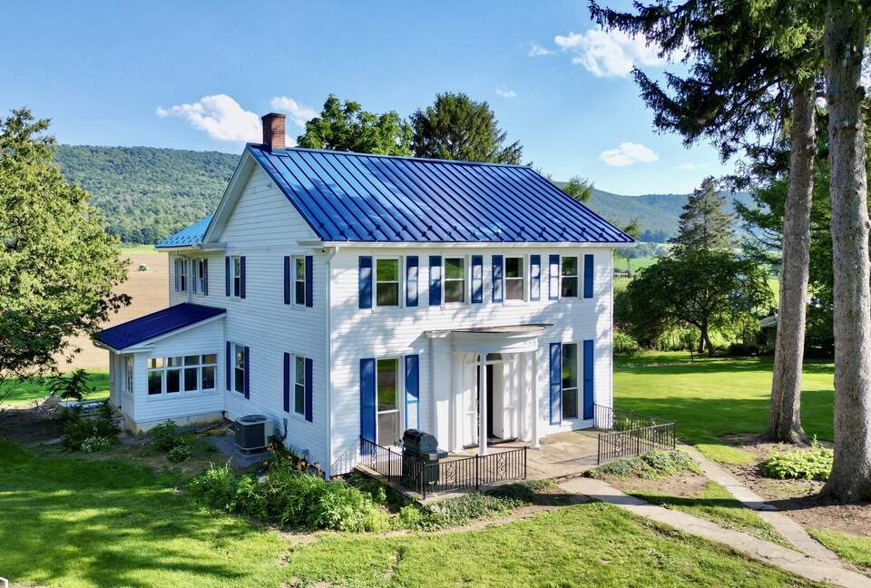 Stunning Renovated 1837 Farmhouse - Bellefonte, Pennsylvania