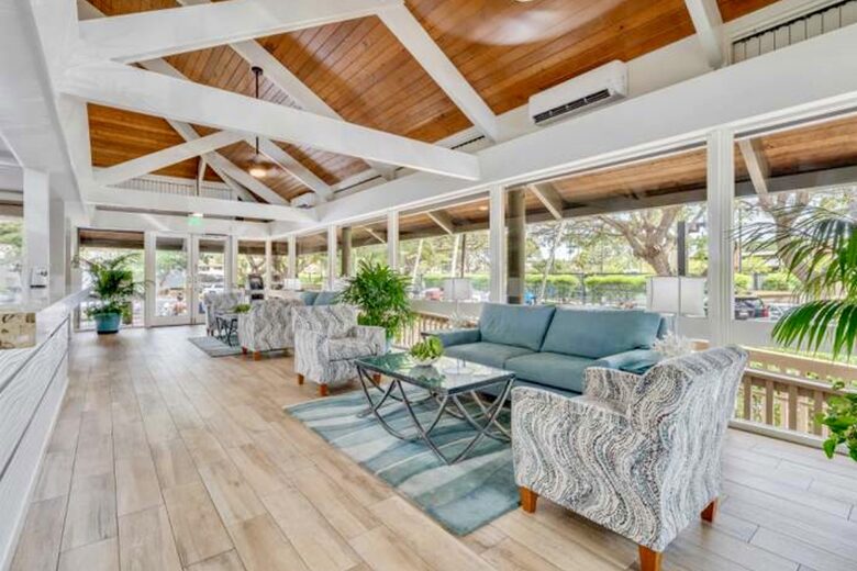 Maui Oceanfront, Stunning view! Sunshine, Ocean Activities, Golf, Pickleball, Tennis and World Class Restaurants! - Lahaina, Hawaii