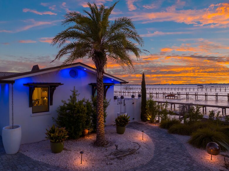 Bayfront Modern Getaway with a Pool - Panama City, Florida