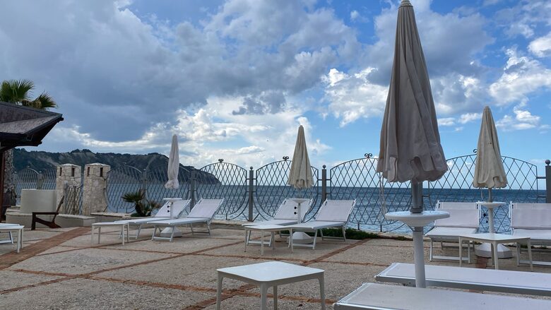 Sky Light Nest: A Serene Penthouse Retreat - Ancona, Italy