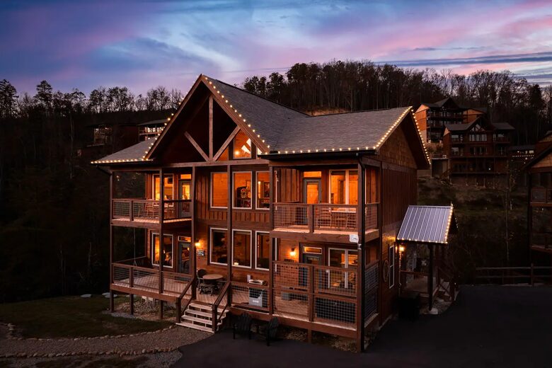Luxury Cabin GETAWAY-Location-View-HotTub+more - Sevierville, Tennessee