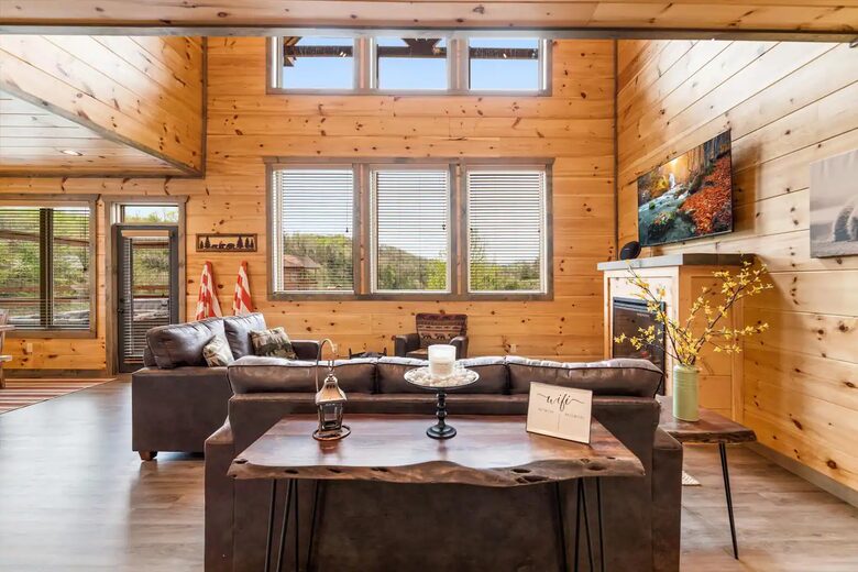 Luxury Cabin GETAWAY-Location-View-HotTub+more - Sevierville, Tennessee
