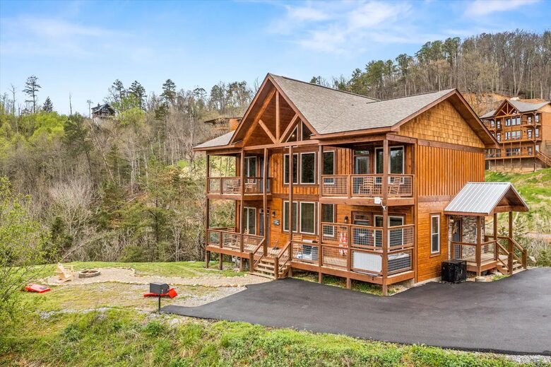 Luxury Cabin GETAWAY-Location-View-HotTub+more - Sevierville, Tennessee
