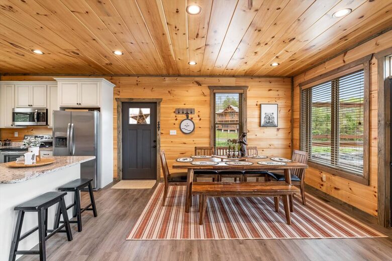 Luxury Cabin GETAWAY-Location-View-HotTub+more - Sevierville, Tennessee