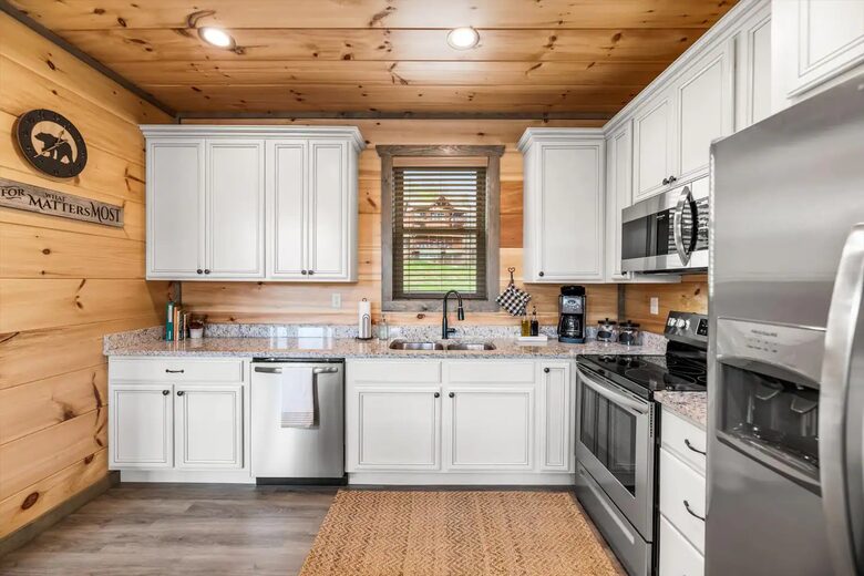 Luxury Cabin GETAWAY-Location-View-HotTub+more - Sevierville, Tennessee