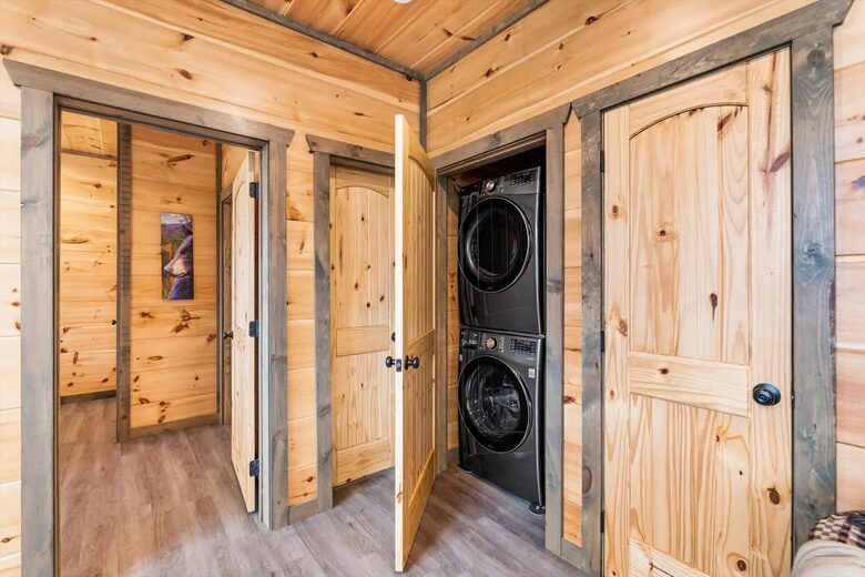 Luxury Cabin GETAWAY-Location-View-HotTub+more - Sevierville, Tennessee