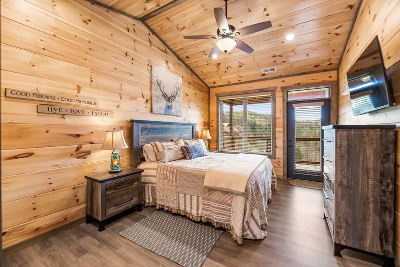 Luxury Cabin GETAWAY-Location-View-HotTub+more - Sevierville, Tennessee